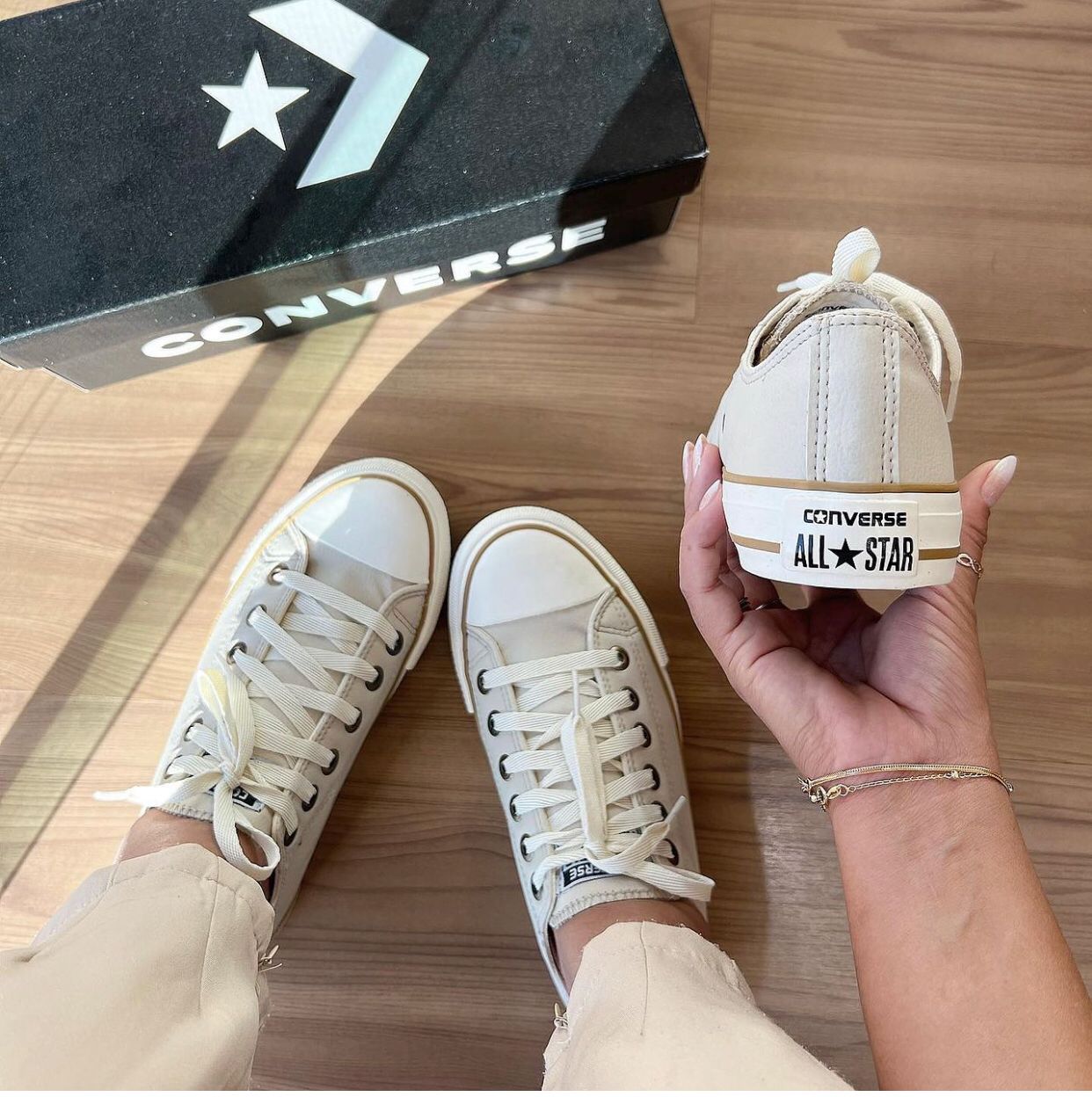 TENIS CONVERSE COURO ECOLOGICO NA COR AREIA ATENCAO A FORMA DESSE MODELO E GRANDE. RECOMENDAMOS UM NUMERO MENOR DO QUE O USUAL