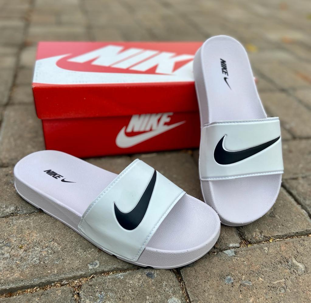 CHINELO NIKE SLIDER - COLEÇÃO PREMIUM