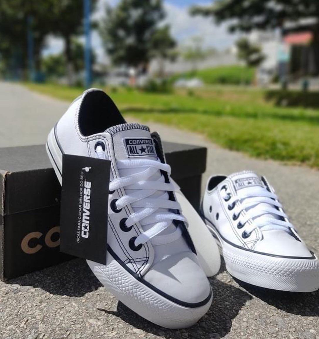 Tênis Converse - Couro Ecológico na cor Branca *Atenção: A forma desse modelo é GRANDE. Recomendamos um número menor do que o usual.*