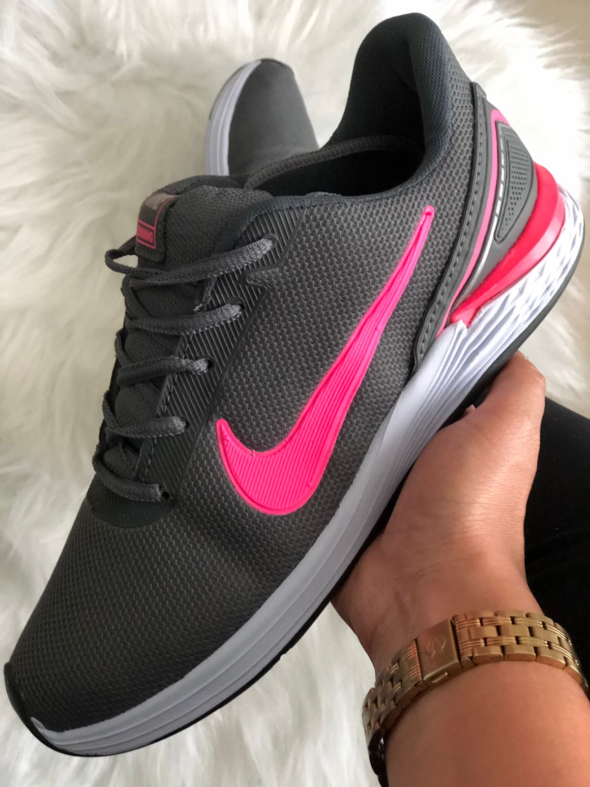 TÊNIS ESPORTIVO NIKE CINZA COM ROSA