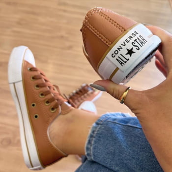 TÊNIS CONVERSE - COURO ECOLÓGICO NA COR  CARAMELO *ATENÇÃO: A FORMA DESSE MODELO É GRANDE. RECOMENDAMOS UM NÚMERO MENOR DO QUE O USUAL.*