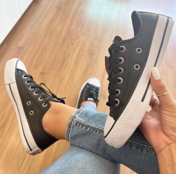  TÊNIS CONVERSE - COURO ECOLÓGICO NA COR PRETA *ATENÇÃO: A FORMA DESSE MODELO É GRANDE. RECOMENDAMOS UM NÚMERO MENOR DO QUE O USUAL.